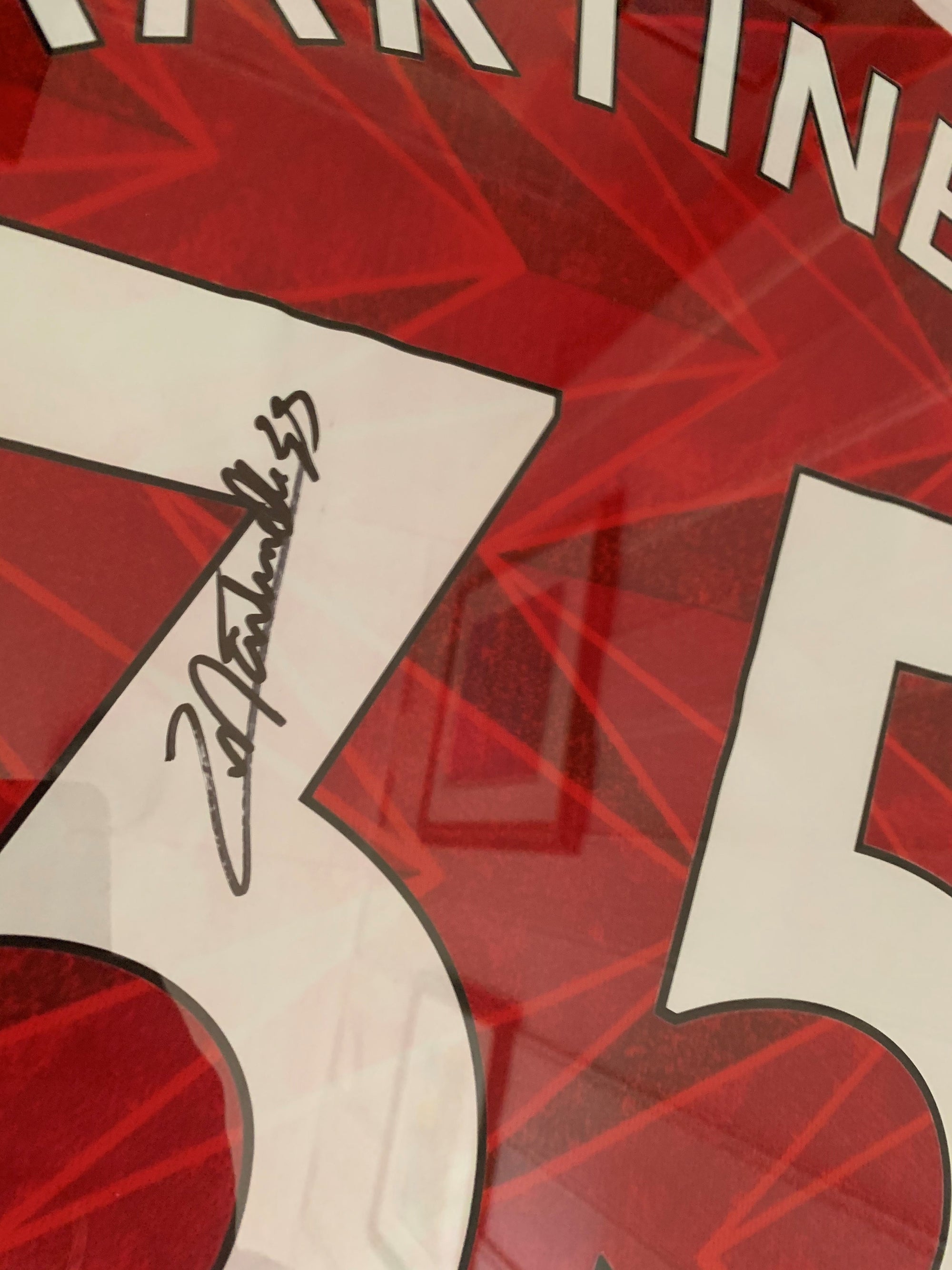 GABRIEL MARTINELLI - SIGNERT DRAKT FERDIG INNRAMMET I "ART-FRAME" MED EKTEHETSBEVIS/COA