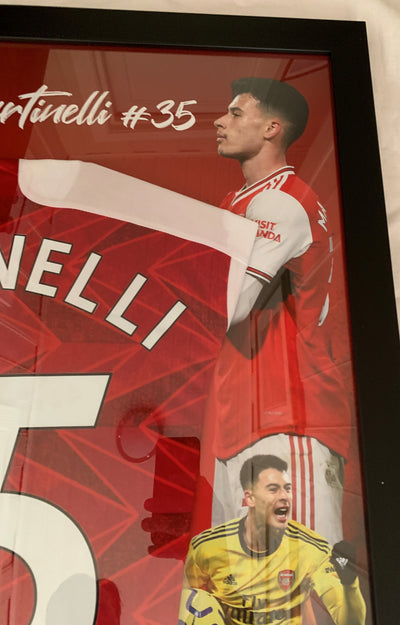 GABRIEL MARTINELLI - SIGNERT DRAKT FERDIG INNRAMMET I "ART-FRAME" MED EKTEHETSBEVIS/COA