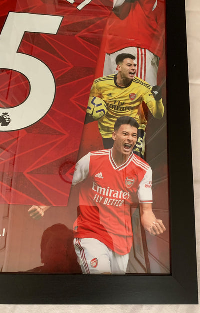 GABRIEL MARTINELLI - SIGNERT DRAKT FERDIG INNRAMMET I "ART-FRAME" MED EKTEHETSBEVIS/COA