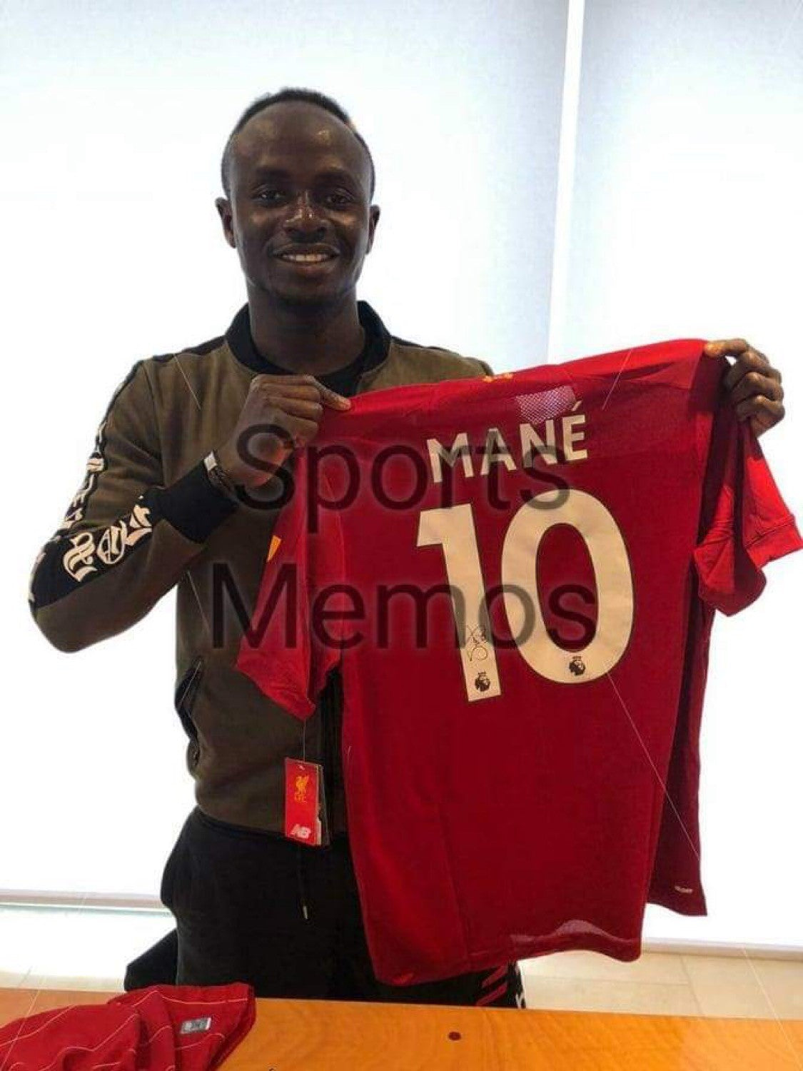 SADIO MANE - SIGNERT  DRAKT MED EKTEHETSBEVIS/COA