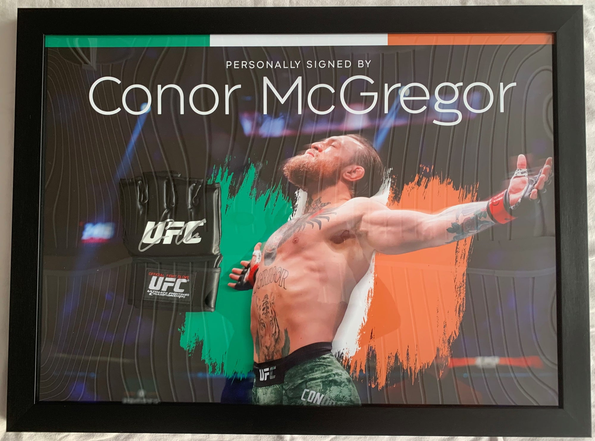 CONOR McGREGOR - SIGNERT HANSKE I "ART-FRAME" MED EKTEHETSBEVIS/COA