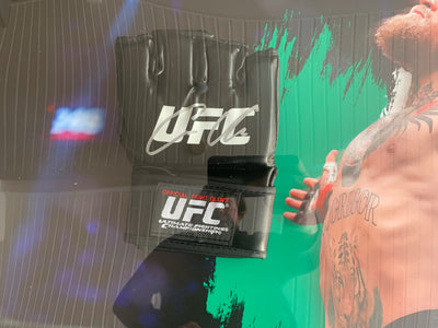 CONOR McGREGOR - SIGNERT HANSKE I "ART-FRAME" MED EKTEHETSBEVIS/COA