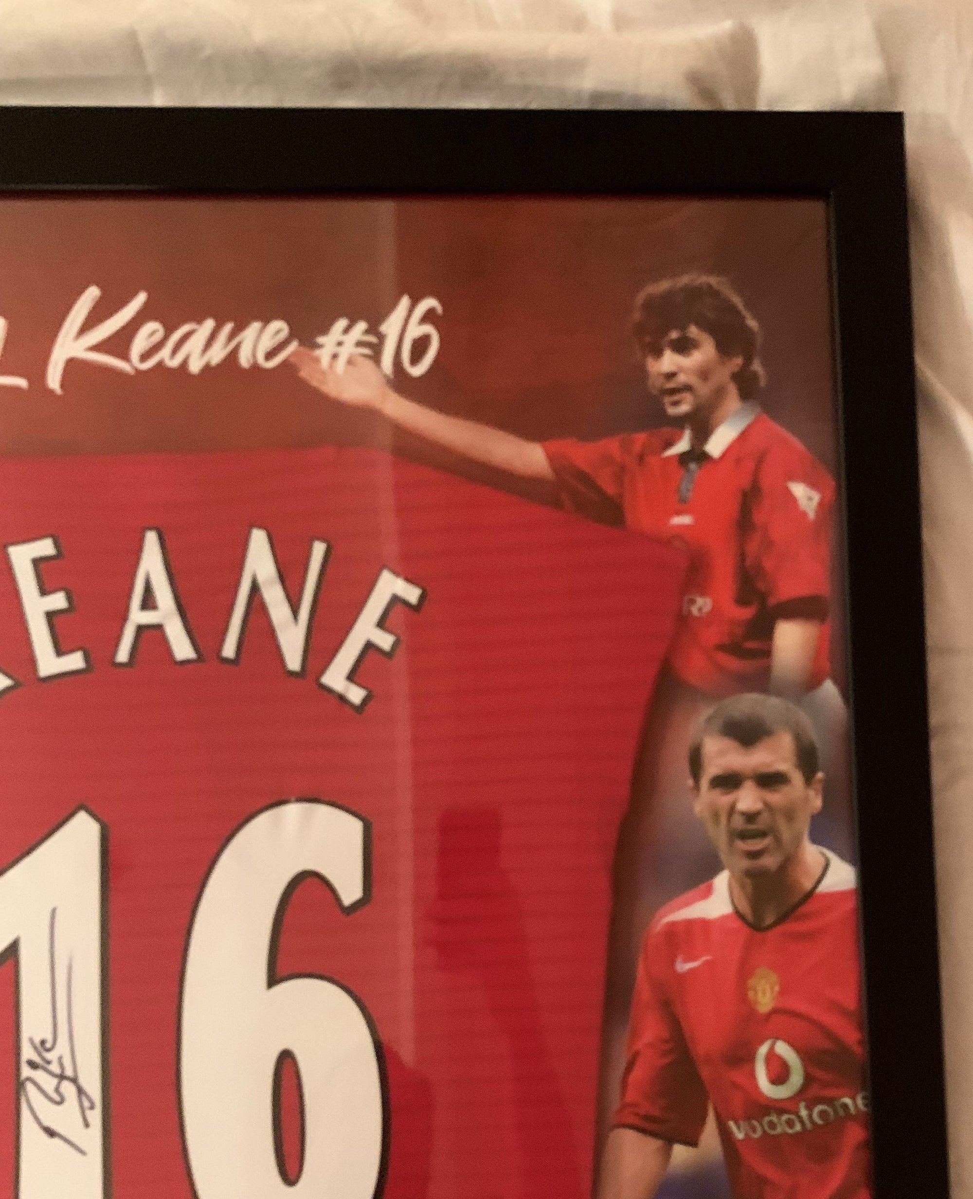 ROY KEANE - FERDIG INNRAMMET DRAKT "ART-FRAME" MED EKTEHETSBEVIS/COA