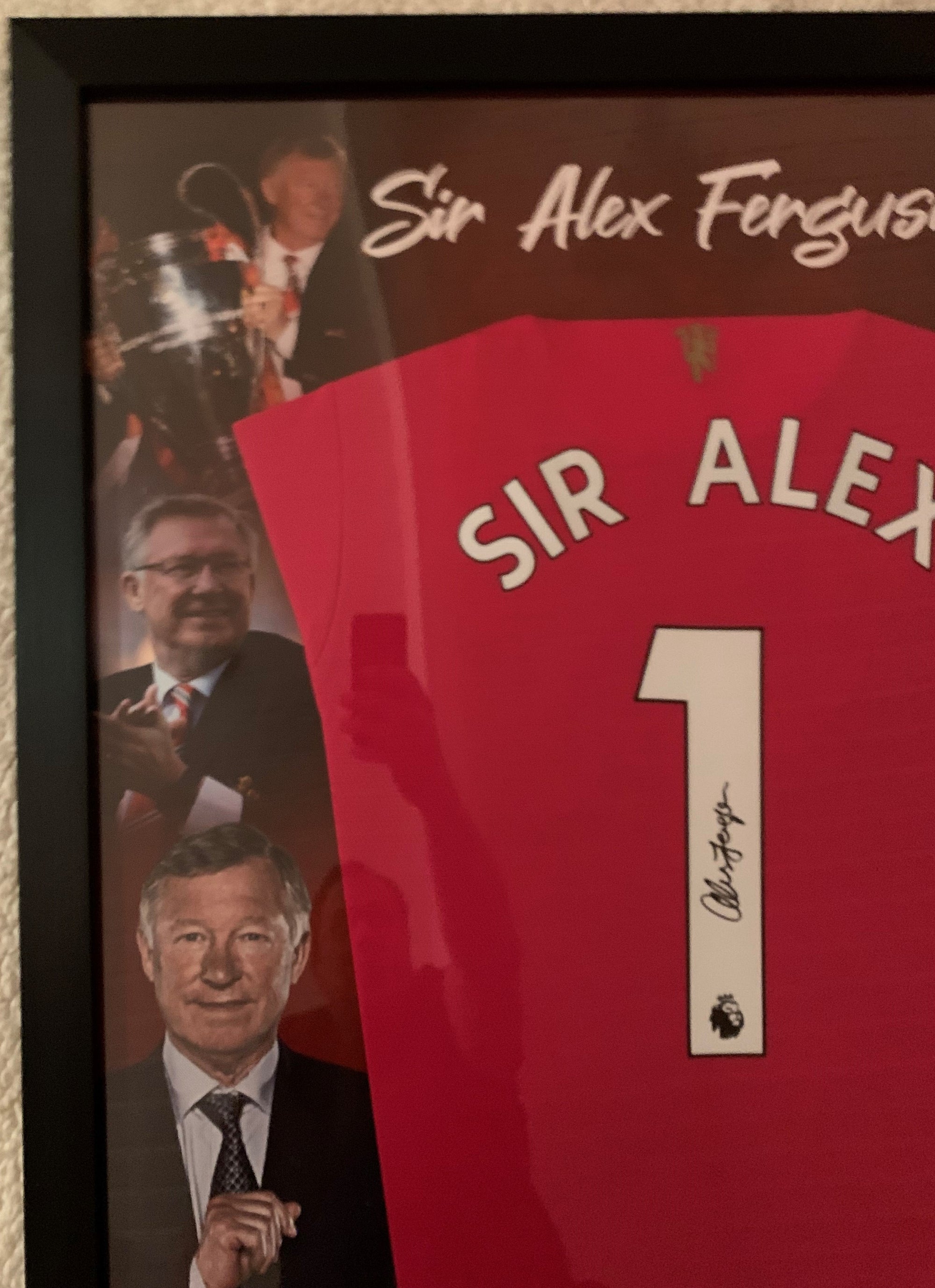 SIR ALEX FERGUSON -FERDIG INNRAMMET OG SIGNERT DRAKT "ART-FRAME" MED EKTEHETSBEVIS/COA