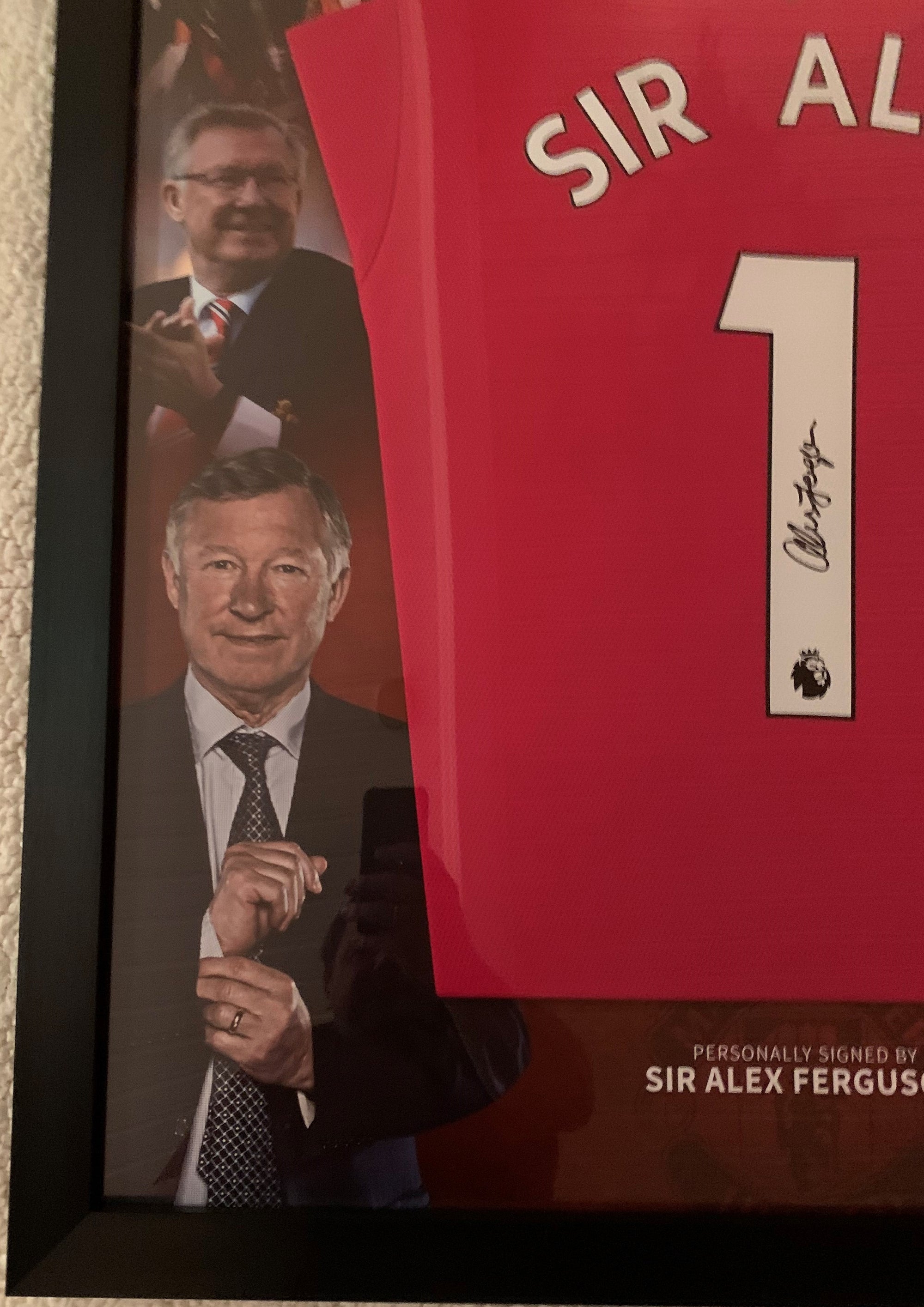 SIR ALEX FERGUSON -FERDIG INNRAMMET OG SIGNERT DRAKT "ART-FRAME" MED EKTEHETSBEVIS/COA