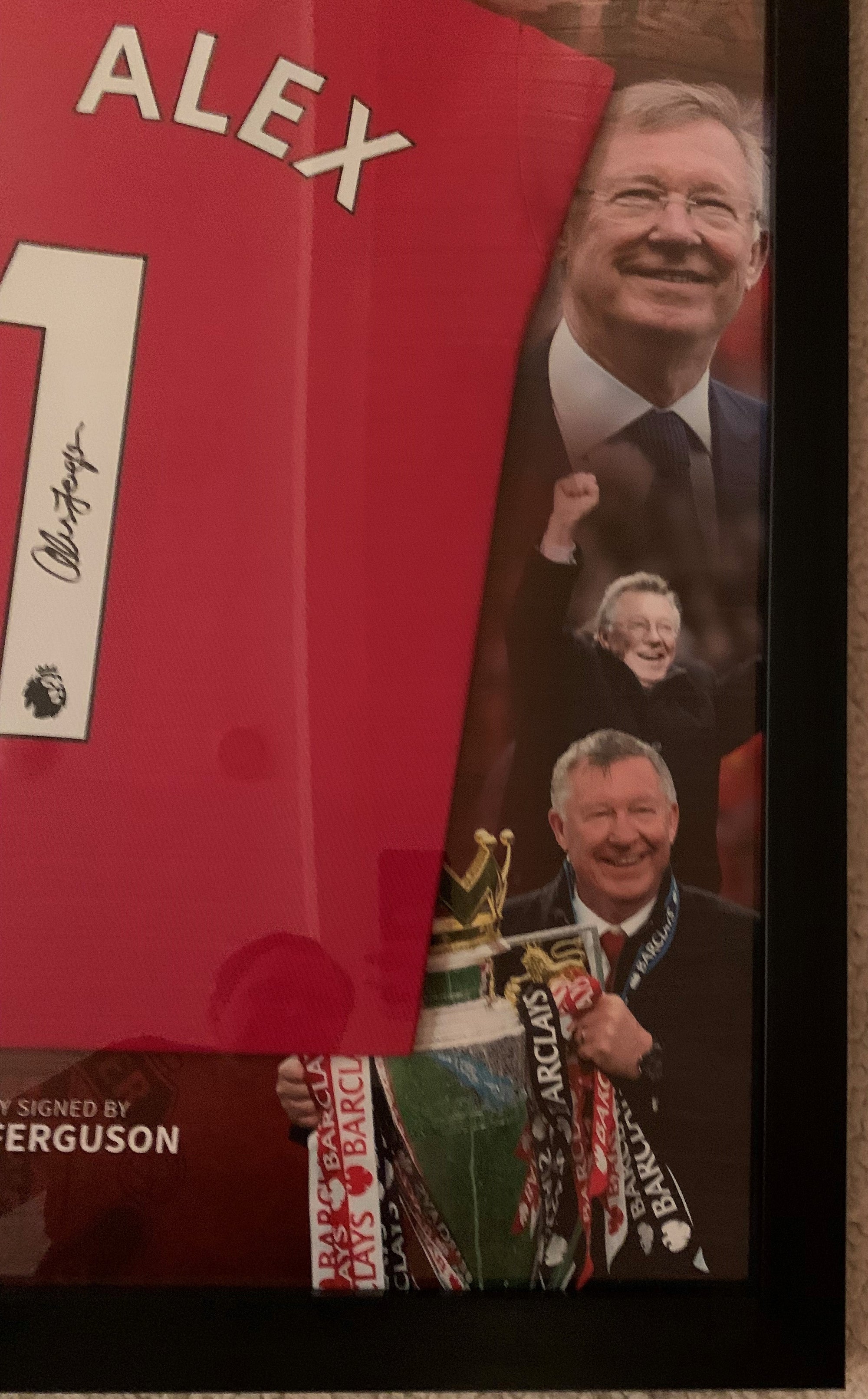 SIR ALEX FERGUSON -FERDIG INNRAMMET OG SIGNERT DRAKT "ART-FRAME" MED EKTEHETSBEVIS/COA