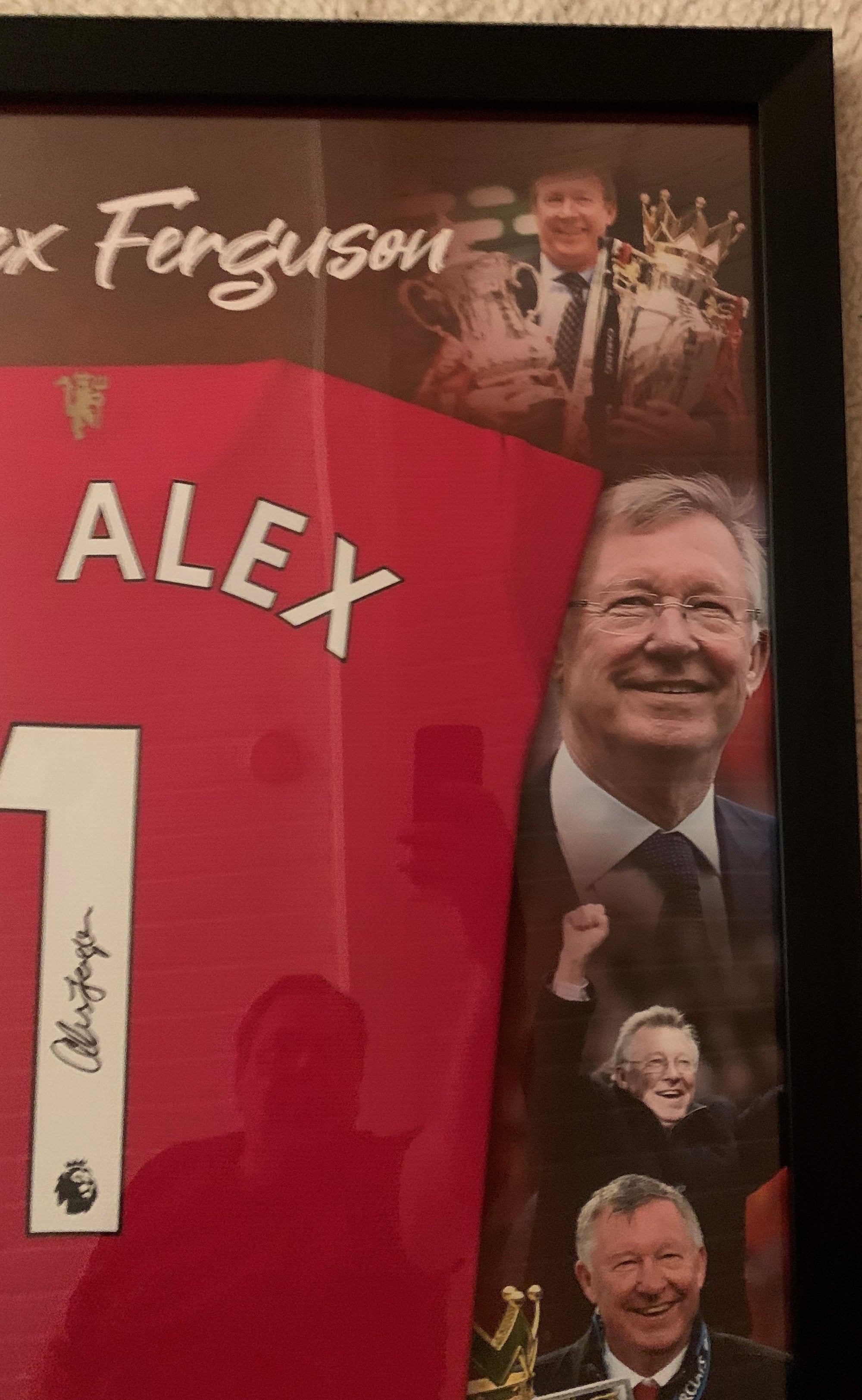 SIR ALEX FERGUSON -FERDIG INNRAMMET OG SIGNERT DRAKT "ART-FRAME" MED EKTEHETSBEVIS/COA