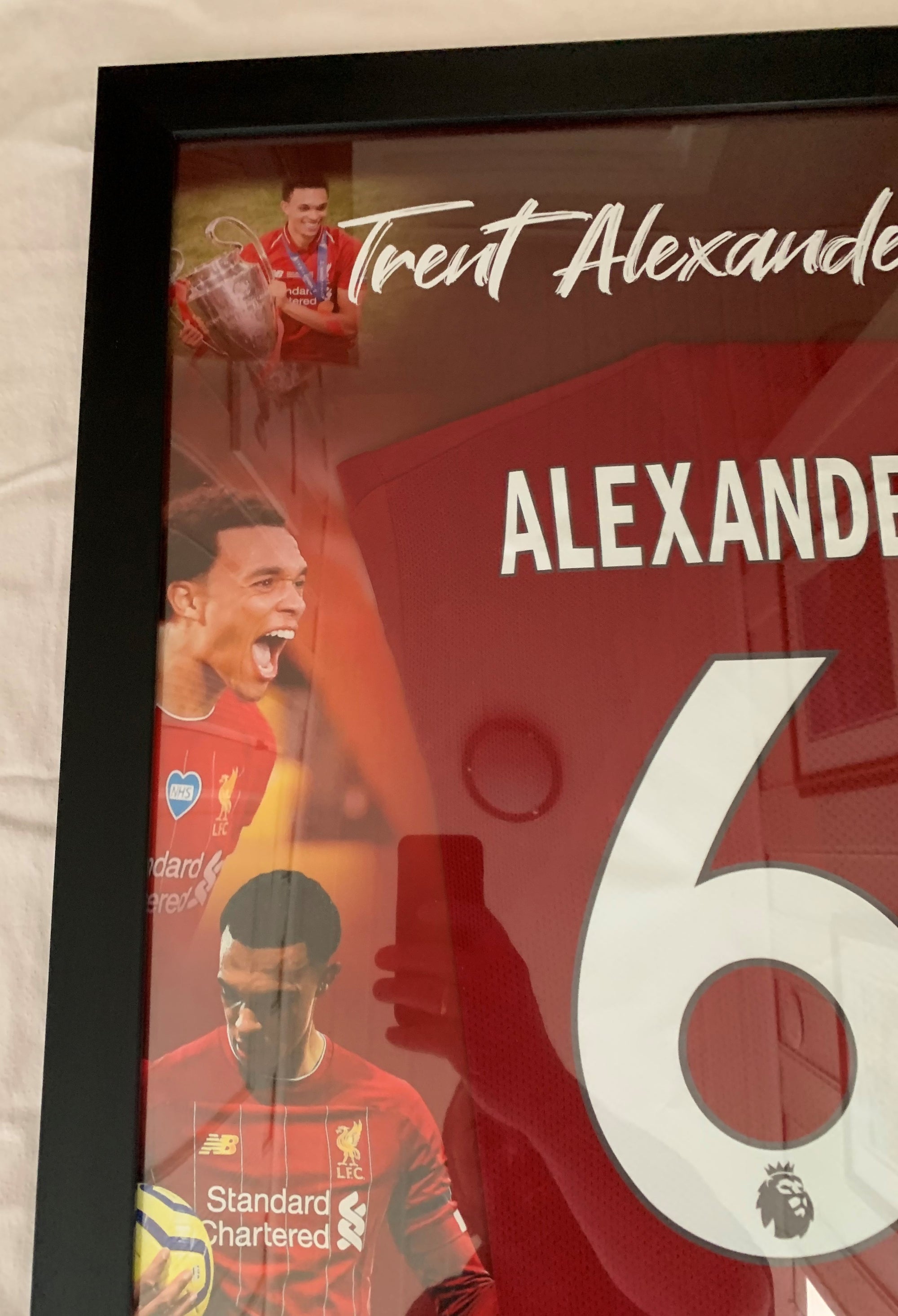 TRENT ALEXANDER-ARNOLD - FERDIG INNRAMMET OG SIGNERT DRAKT "ART-FRAME" MED EKTEHETSBEVIS/COA