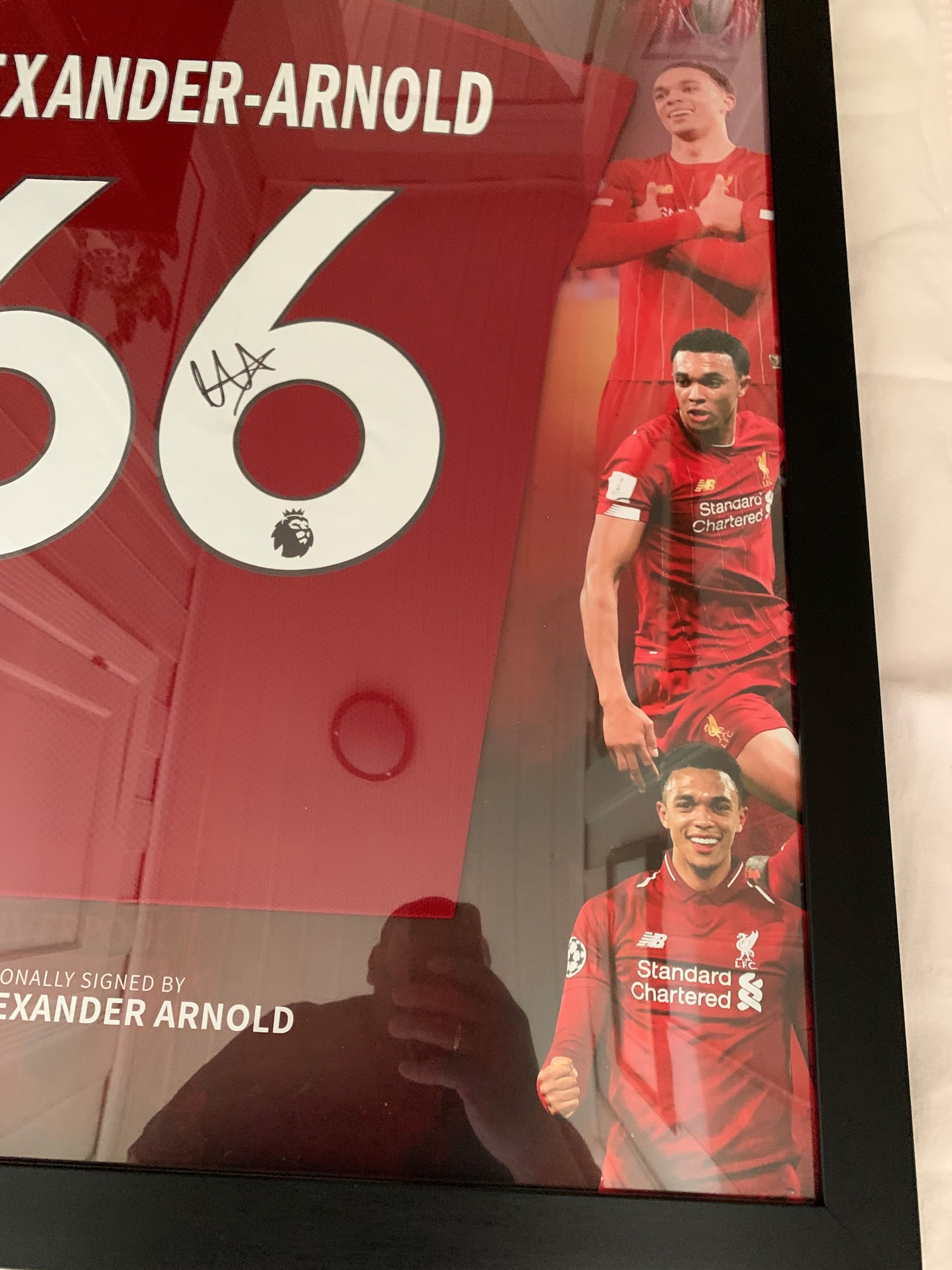 TRENT ALEXANDER-ARNOLD - FERDIG INNRAMMET OG SIGNERT DRAKT "ART-FRAME" MED EKTEHETSBEVIS/COA